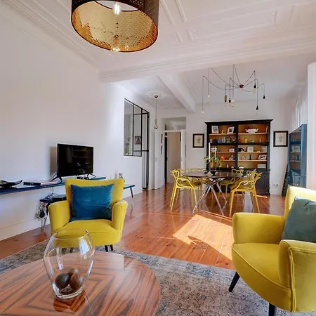 3-Bedroom Apartment With River Views By Lovelystay-3
